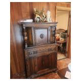Feudle oak china closet