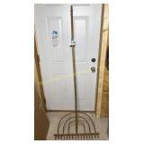 Wood Rake 70 1/2' T with handle