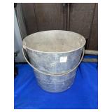 METAL FISHING BUCKET