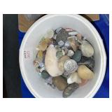LOT OF SMALLER POLISHED/TUMBLED STONES AND ROCKS