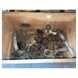 LARGE WOODEN CRATE OF SMALL TRAPS