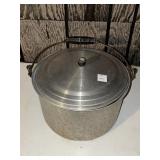 DEFIANCE ALUMINUM POT WITH LID AND HANDLE