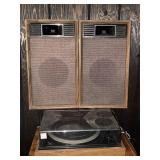 SOUNDESIGN RECORD PLAYER & (2) BOOKSHELF SPEAKERS