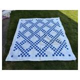 WHITE & BLUE DIAMOND CHECKER PATTERN QUILT