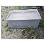 SUNCAST OUTDOOR PLASTIC STORAGE TOTE