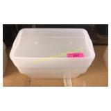 10 plastic containers with lids