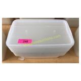 10 plastic containers with lids