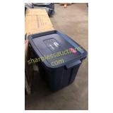 Rubbermaid tote with lid