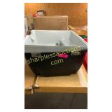 Self cleaning litter box