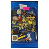 Tray of miscellaneous vintage collectibles