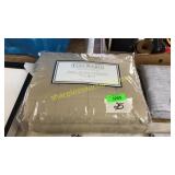 Full/queen down alternative blanket