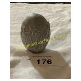 Isabel Bloom egg with daffodils