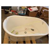 Bath tub (damaged)