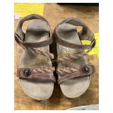 Womens Size 7 Leather Strap Sandals