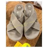 Clarks Size 9 Womens Cloudsteppers Sandals