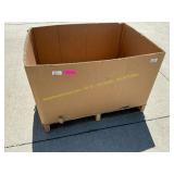 Small pallet with cardboard tote