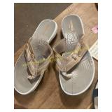 Womens Size 9 Clarks Gold Flip Flop Sandals