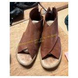 Size 8M Born Iwa Leather Sandals