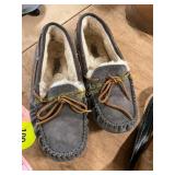 Womens Size 8 UGG Moccasin Slippers