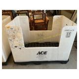 Plastic tote and pallet