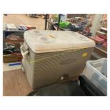 Rubbermaid cooler