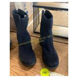 Womans Lands End Size 9B Fleece Boots