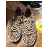 Billabong Size 8 Womens Cheetah Sneakers