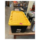 Plastic tote with lid