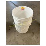 3 ct. plastic buckets