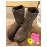 Size 9 UGG Short Boots w/Sheepskin Lining