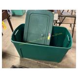 Plastic tote with lid