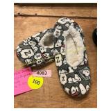 Peanuts Snoopy (7-9.5) Fuzzy Slipper Socks