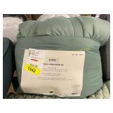 Queen comforter set