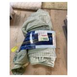 Cooling throw blanket 60x70in green and white