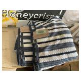 2ct Textured stripe bath towels 30x58in
