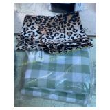 2pc 18x18in Leopard Pillowcases & Tablecloth 60x84