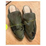 Very Volatile Size 9 Camo Calf Hair Mules