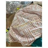 White & beige elastics table cover ?