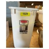 Rubbermaid white 5.3 gal