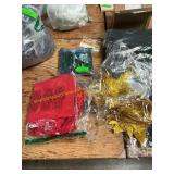 Assorted lot: gold stars, 51 red balloons