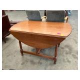 Drop leaf table