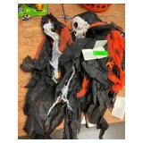 7ct. Hanging Ghoul