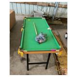 Mini pool table