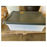 Plastic totes with lids