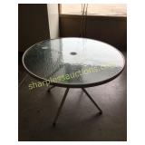 Round patio table