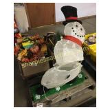 Pallet of decorations, misc