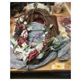 Wreath, pillow, mugs