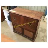 Philco record/radio player w/cabinet