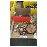 Salt and pepper shakers,  pictures, clothes pins