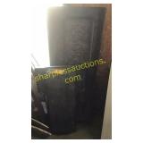 Creeper and wood decor